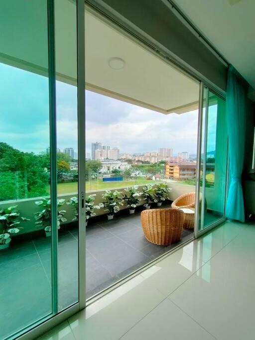 The Embassy Row Florist Theme Pangsapuri