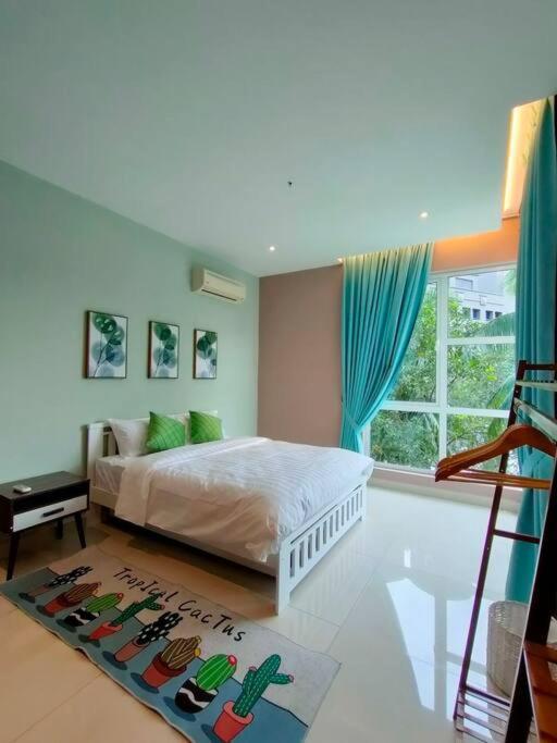 The Embassy Row Florist Theme Pangsapuri